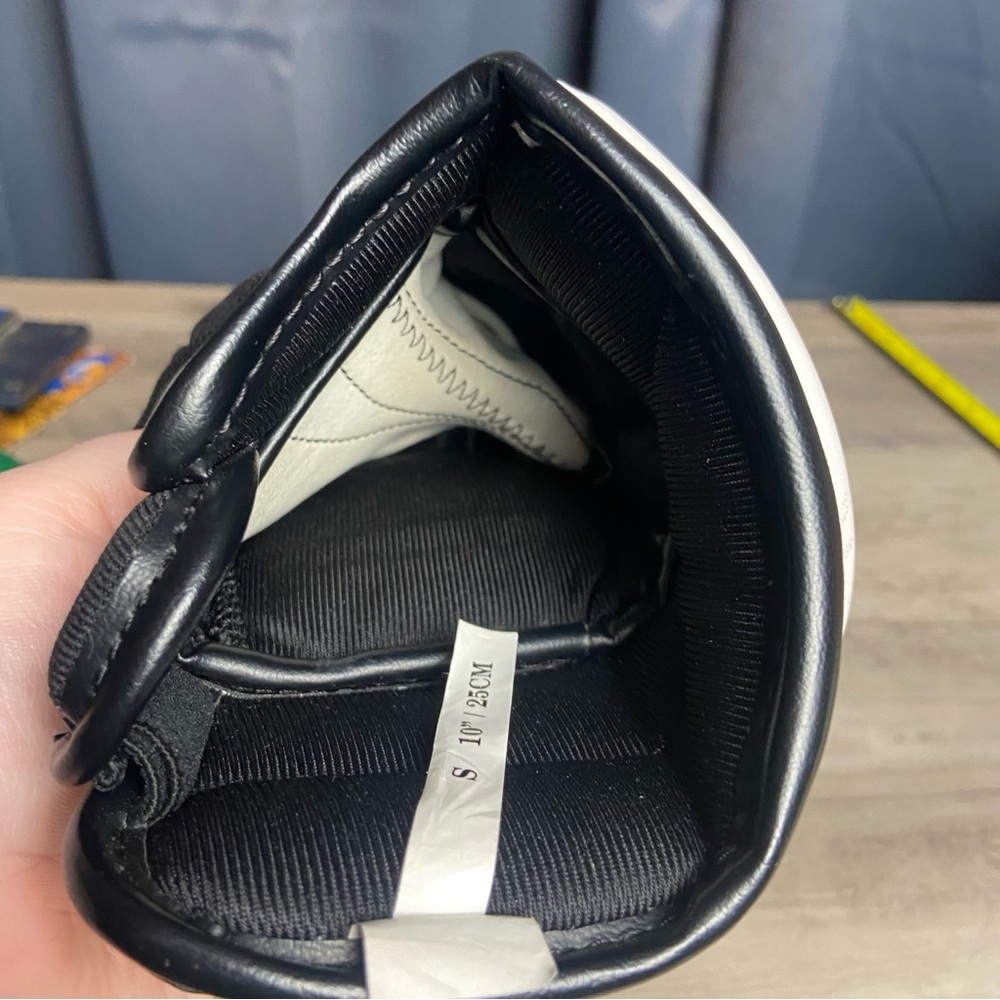 CCM‎ 452 Tacks, Black and White Hockey Glove, (1), Right Hand Glove, Small, 10” - Picture 6 of 9